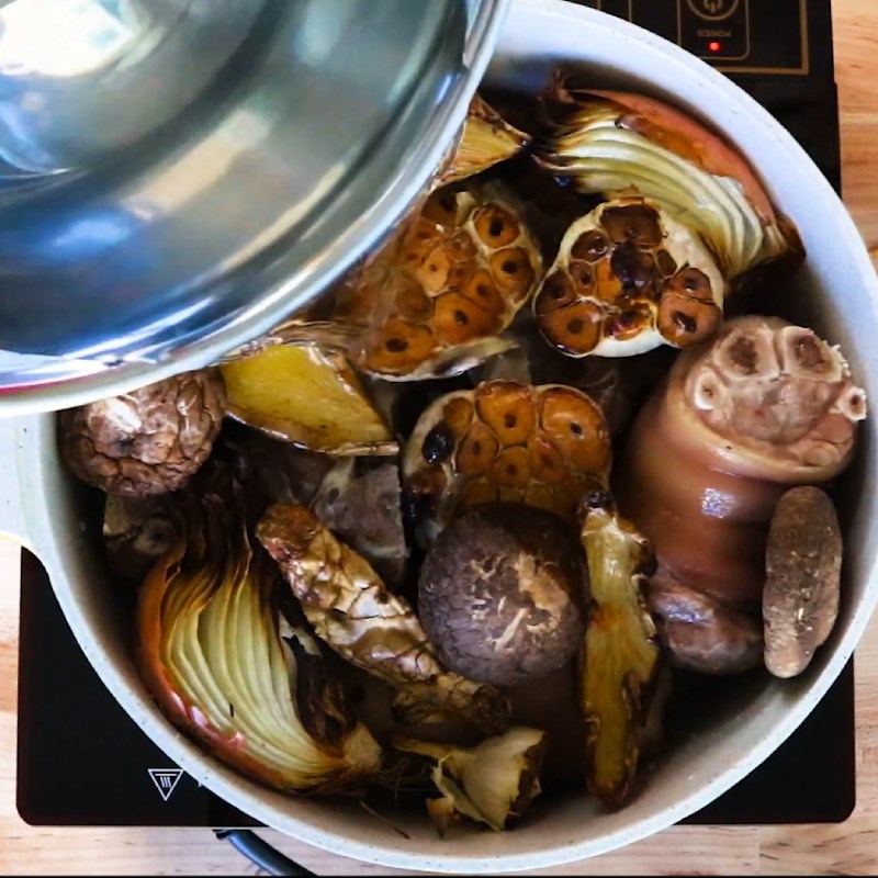 Step 2 Bone and meat simmering for Tsukemen ramen