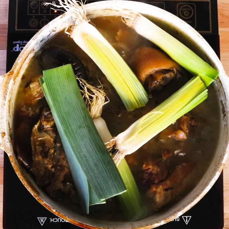 Step 2 Bone and meat simmering for Tsukemen ramen