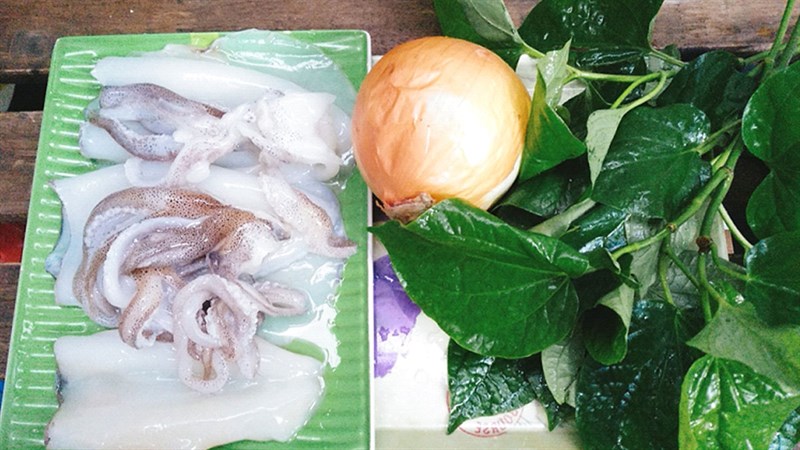 Ingredients for the dish steamed squid with betel leaves