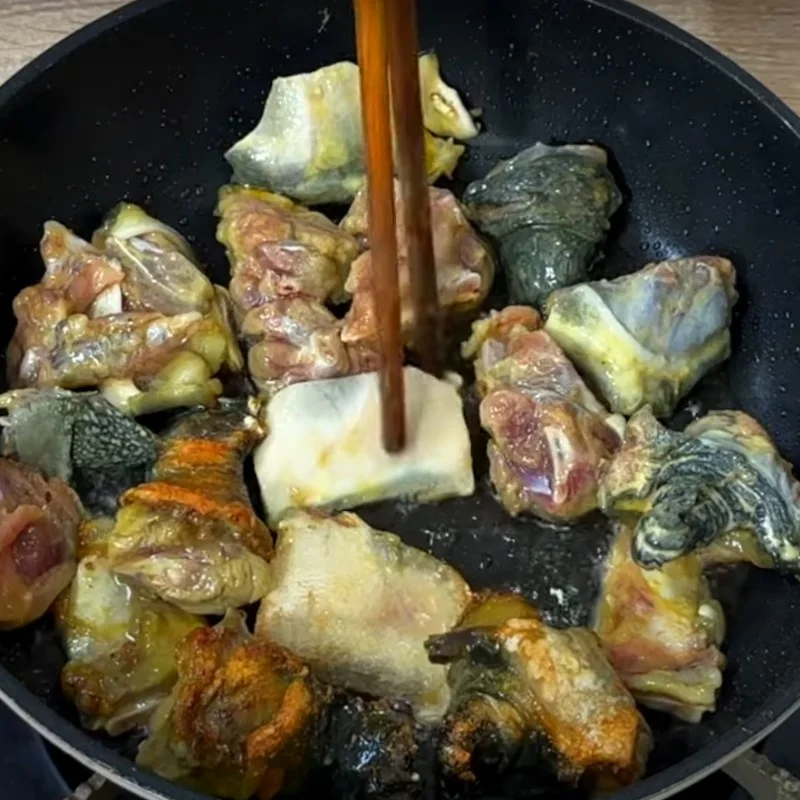 Step 3 Pan-fried turtle and pork belly Turtle stew with banana and tofu