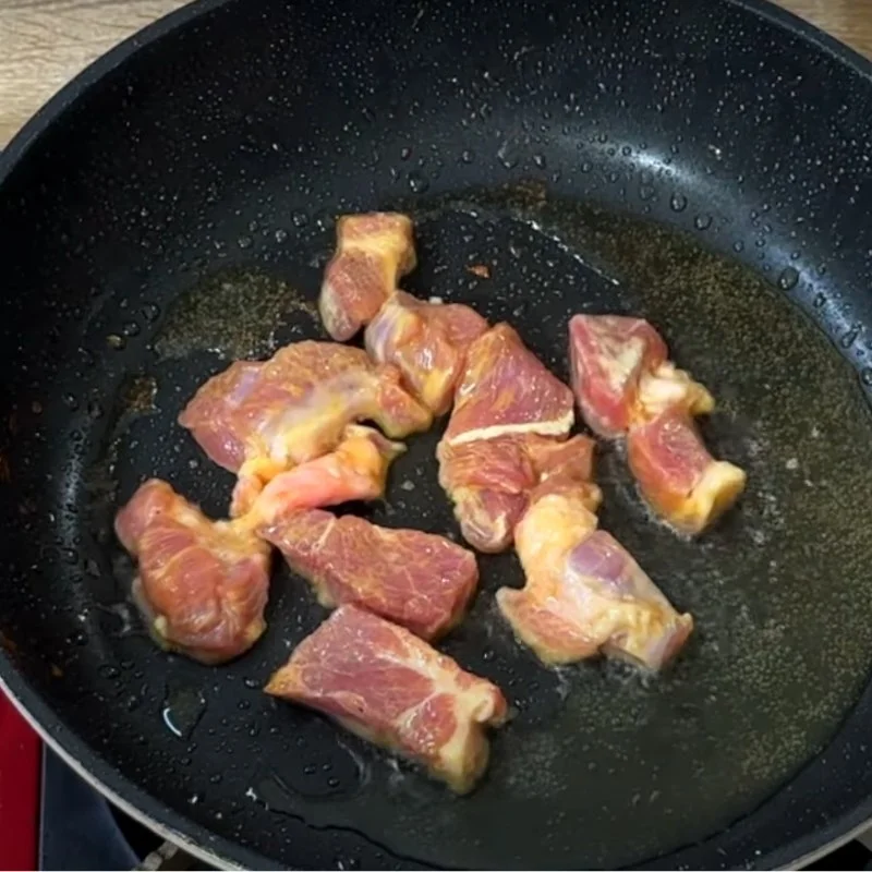 Step 3 Pan-fried turtle and pork belly Turtle stew with banana and tofu