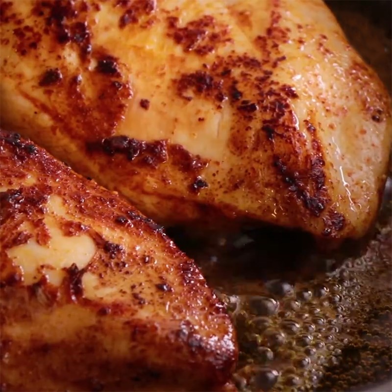 Step 3 Pan-fried chicken breast Chicken breast pan-fried with chimichurri sauce