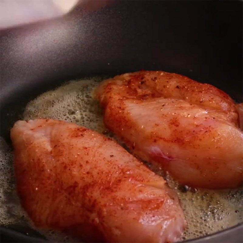 Step 3 Pan-fried chicken breast Chicken breast pan-fried with chimichurri sauce