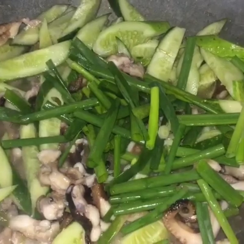 Step 4 Completion Stir-fried octopus with cucumber