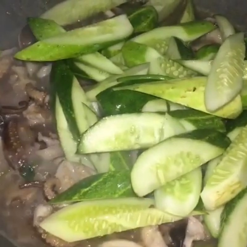 Step 4 Completion Stir-fried octopus with cucumber