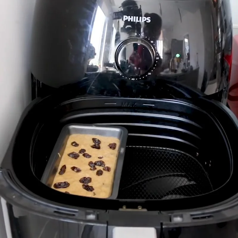 Step 4 Pour the batter into the mold and bake the Whole Wheat Banana Yogurt Cake using an air fryer