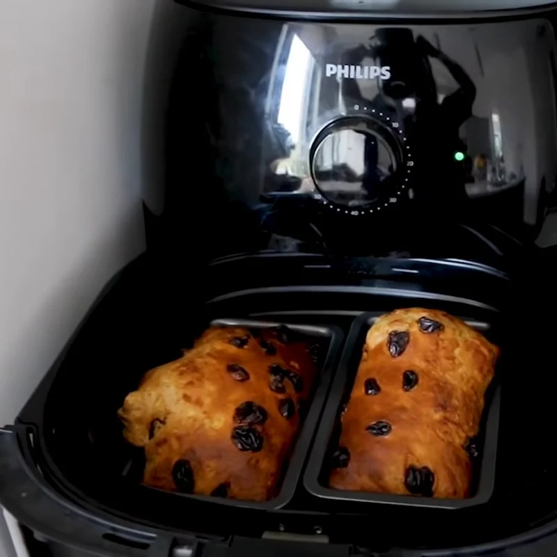 Step 4 Pour the batter into the mold and bake the Whole Wheat Banana Yogurt Cake using an air fryer
