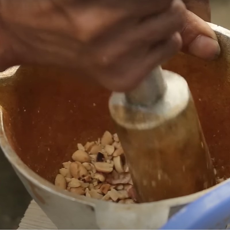 Step 5 Peeling peanuts Che lam without malt syrup