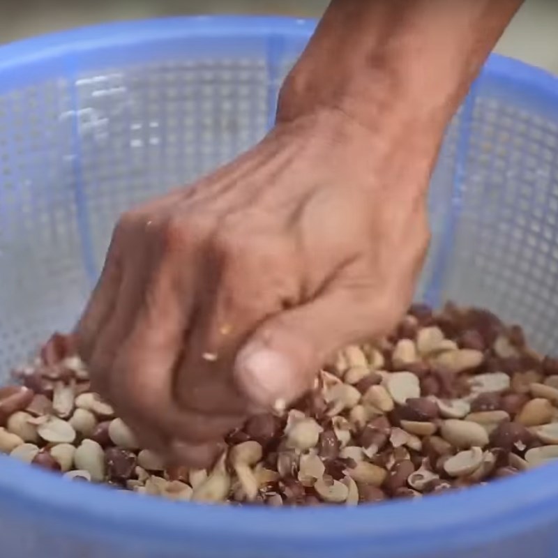 Step 5 Peeling peanuts Che lam without malt syrup