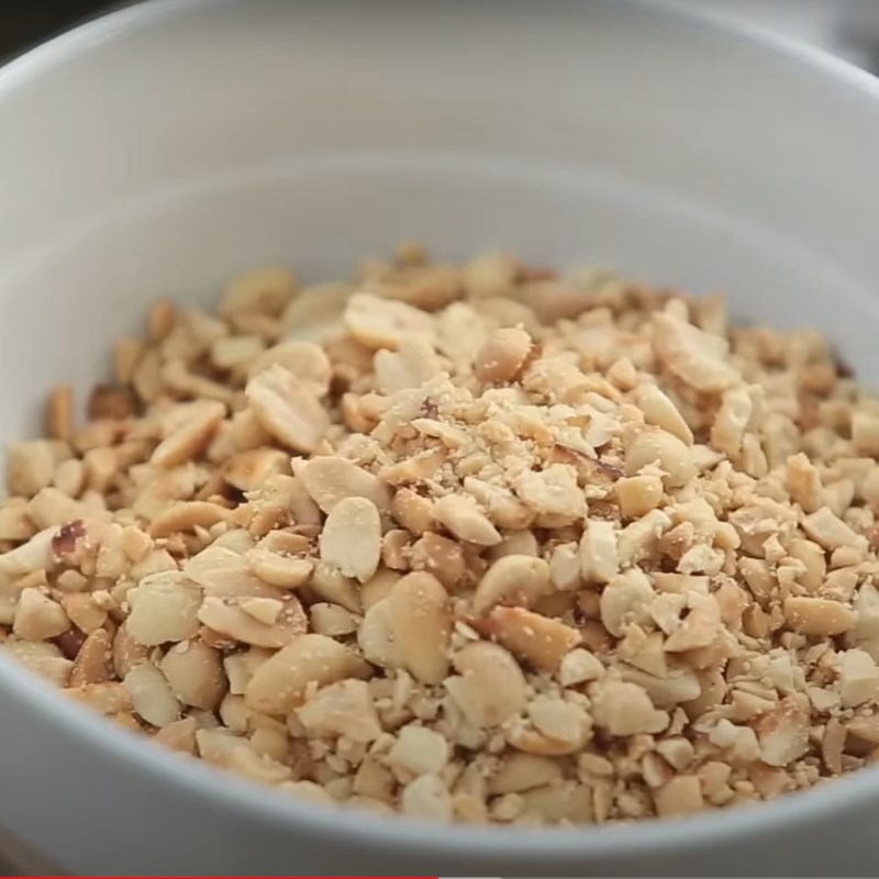 Step 5 Peeling peanuts Che lam without malt syrup