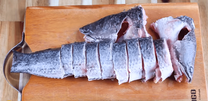 Step 1 Prepare snakehead fish for snakehead fish noodle