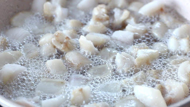 Step 3 Make crispy pork cracklings for fish noodle soup