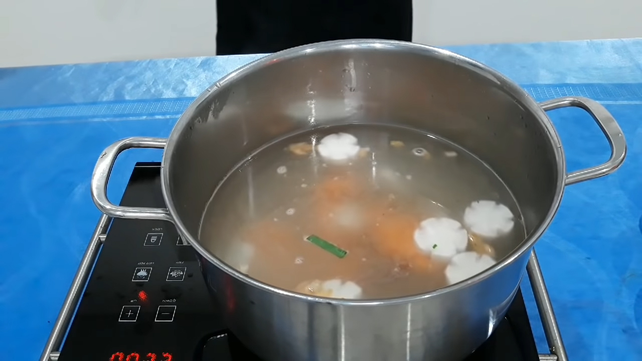 Step 4 Prepare the broth for snakehead fish noodle soup