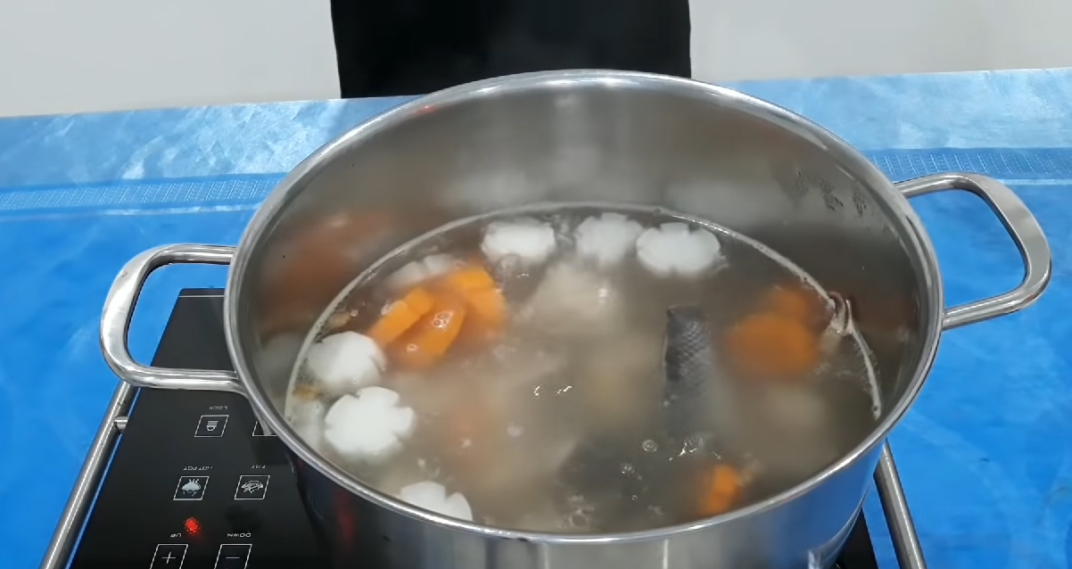 Step 4 Prepare the broth for snakehead fish noodle soup