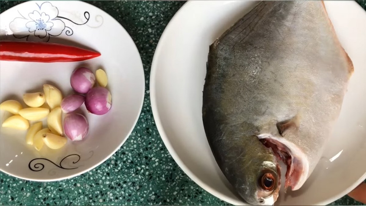 Ingredients for the dish how to make garlic and fish sauce fried pomfret