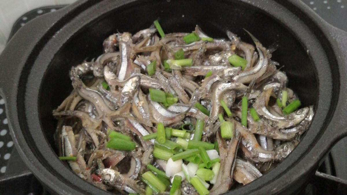 Braised anchovies with pepper