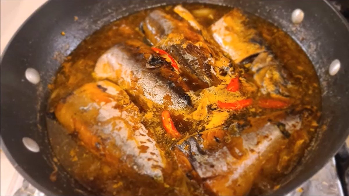 2 Ways to Make Tender and Delicious Mackerel Braised in Coconut Water with Rich Flavor 2 Coconut braised mackerel