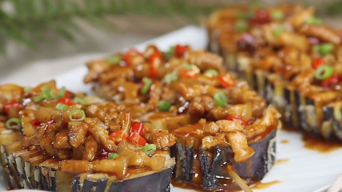 Crispy Fried Eggplant with Minced Meat Sauce