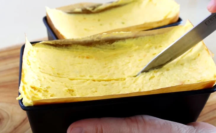 Step 4 Pouring the batter Pumpkin sponge cake