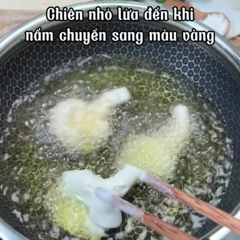 Step 4 Fry the mushrooms for fried mushroom with fish sauce