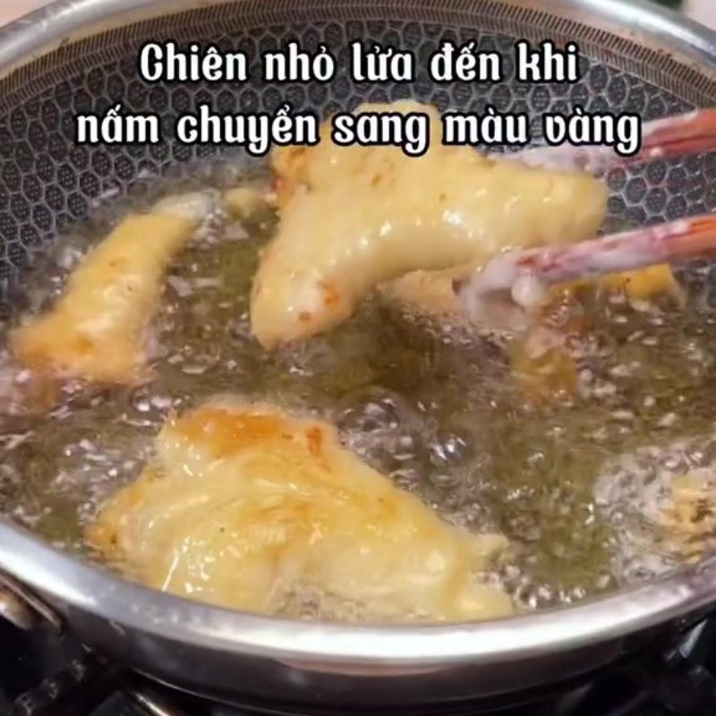 Step 4 Fry the mushrooms for fried mushroom with fish sauce