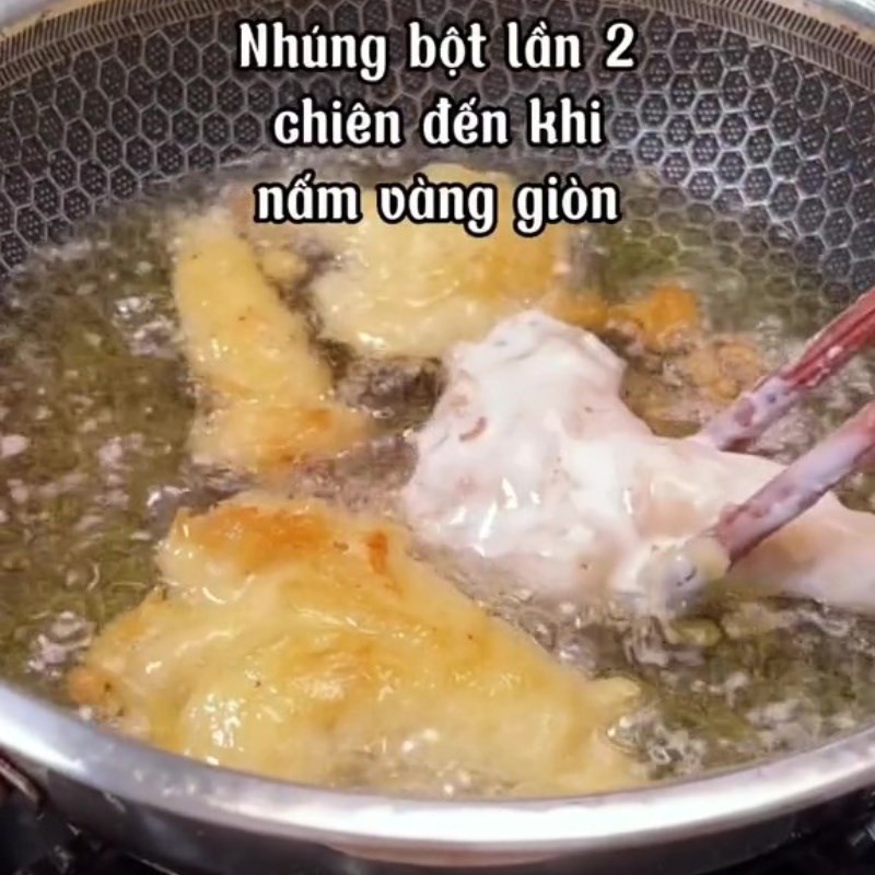 Step 4 Fry the mushrooms for fried mushroom with fish sauce