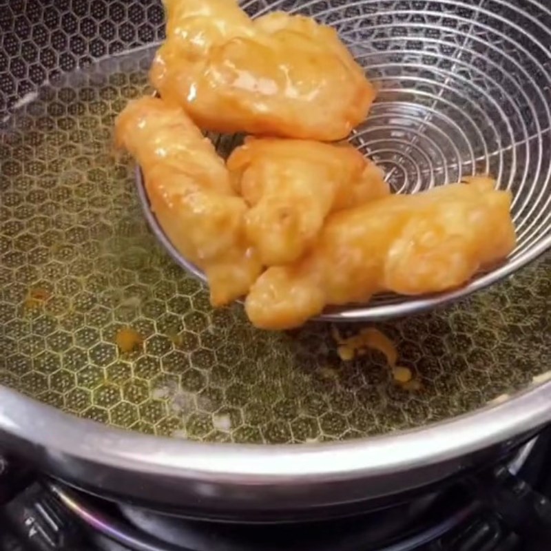 Step 4 Frying mushrooms with fish sauce