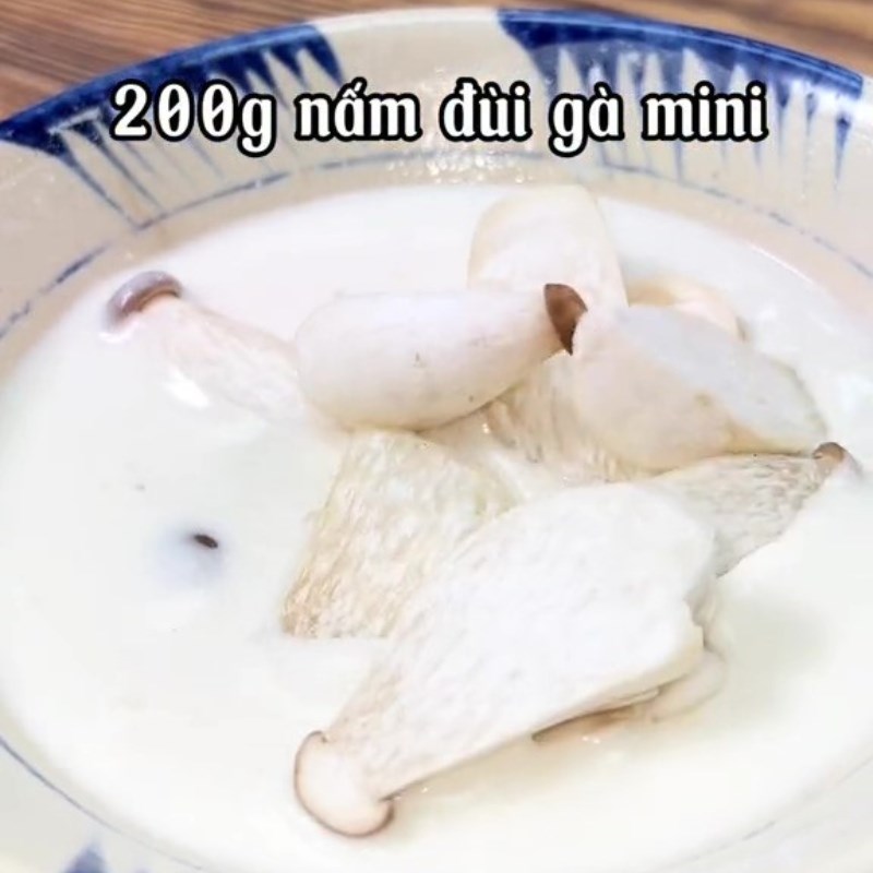 Step 2 Mix the batter for Salted Chicken Leg Mushrooms