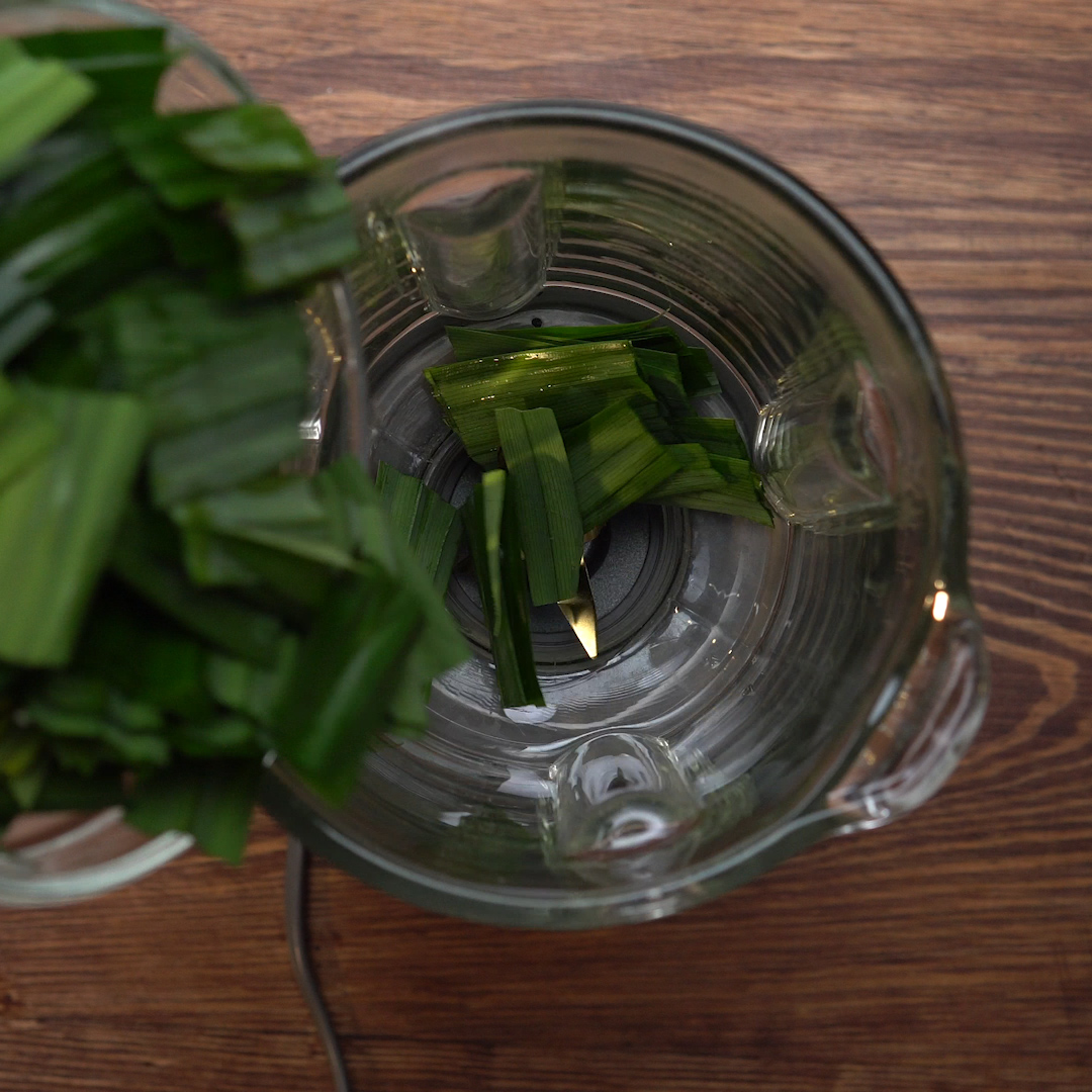 Step 1 Blend pandan leaves for landscape jelly