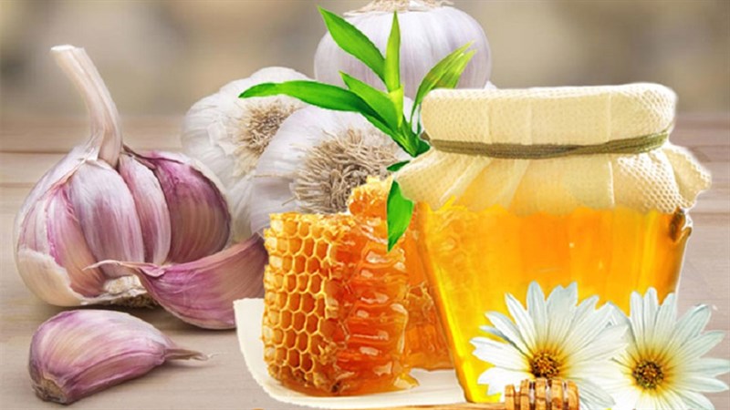 Ingredients for garlic soaked in honey