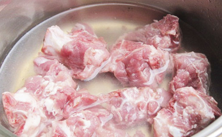 Step 2 Prepare shrimp, squid, straw mushrooms, and simmer pork bones Spicy and sour crab hot pot