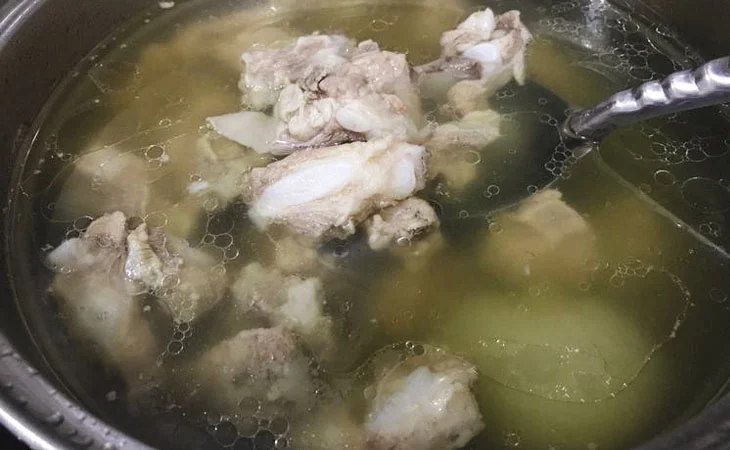 Step 2 Prepare shrimp, squid, cook straw and simmer pork bones Sour spicy crab hotpot