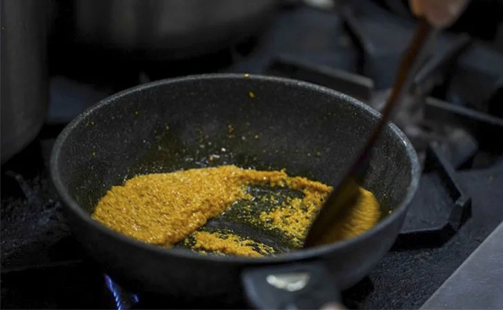 Step 4 Stir-fry crab meat Sour spicy crab hotpot