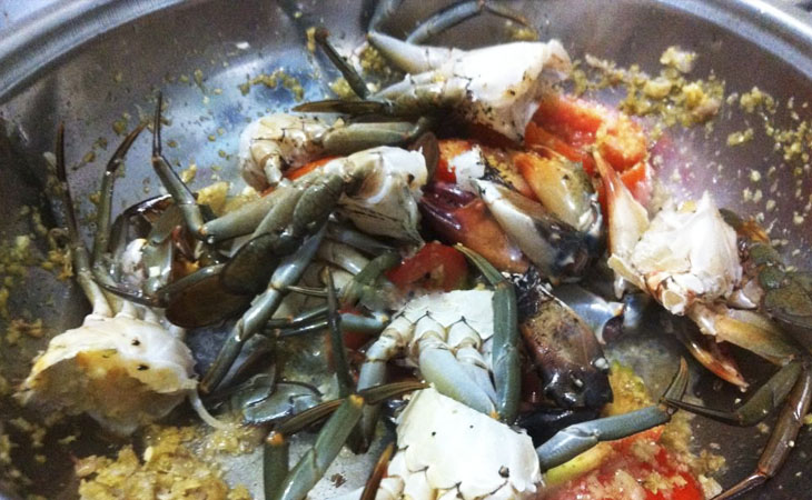 Step 5 Cook the hotpot broth Sour Spicy Crab Hotpot