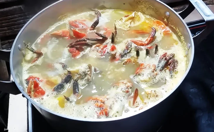 Step 5 Cook the hotpot broth Sour Spicy Crab Hotpot