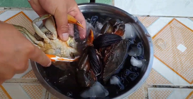 Step 1 Prepare crab for Sour and Spicy Crab Hotpot