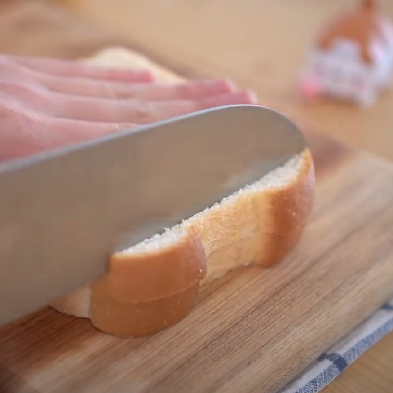 Step 2 Cut the bread crust sandwich with fruit