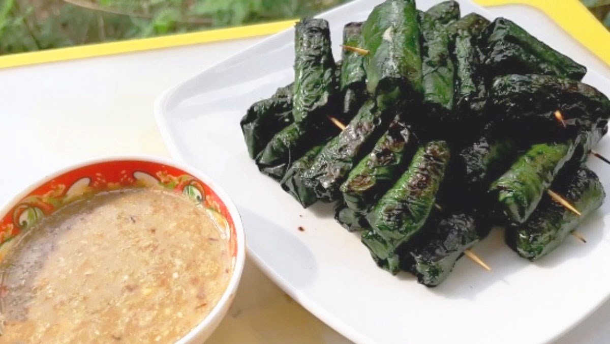 3 Ways to Make Delicious Grilled Frogs Wrapped in Betel Leaves at Home 2 Grilled frog roll wrapped in betel leaves