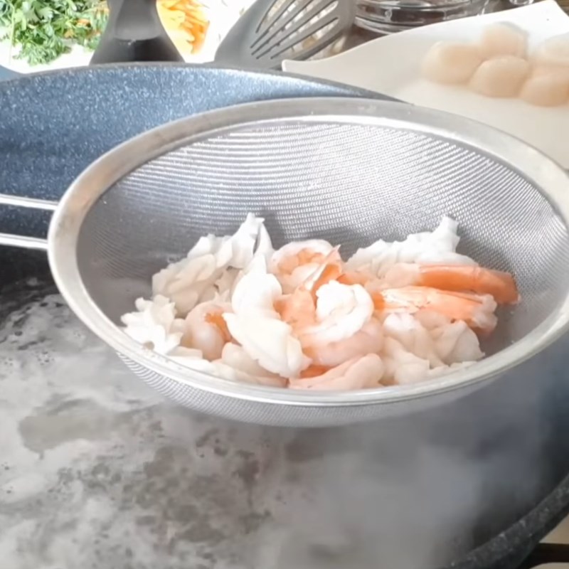 Step 3 Blanch the shrimp and squid for Seafood Stir-fried Pho