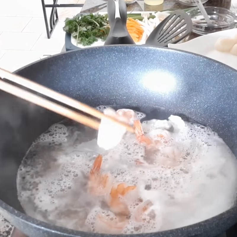Step 3 Blanch the shrimp and squid for Seafood Stir-fried Pho