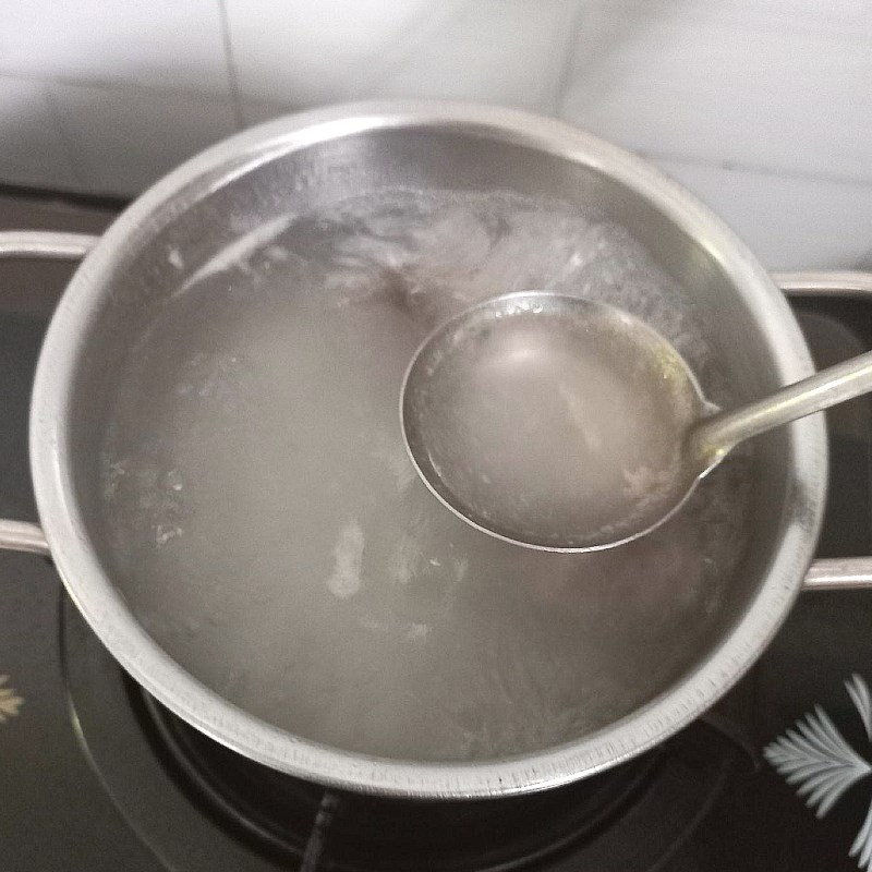 Step 2 Blanching and simmering pork ribs for papaya soup