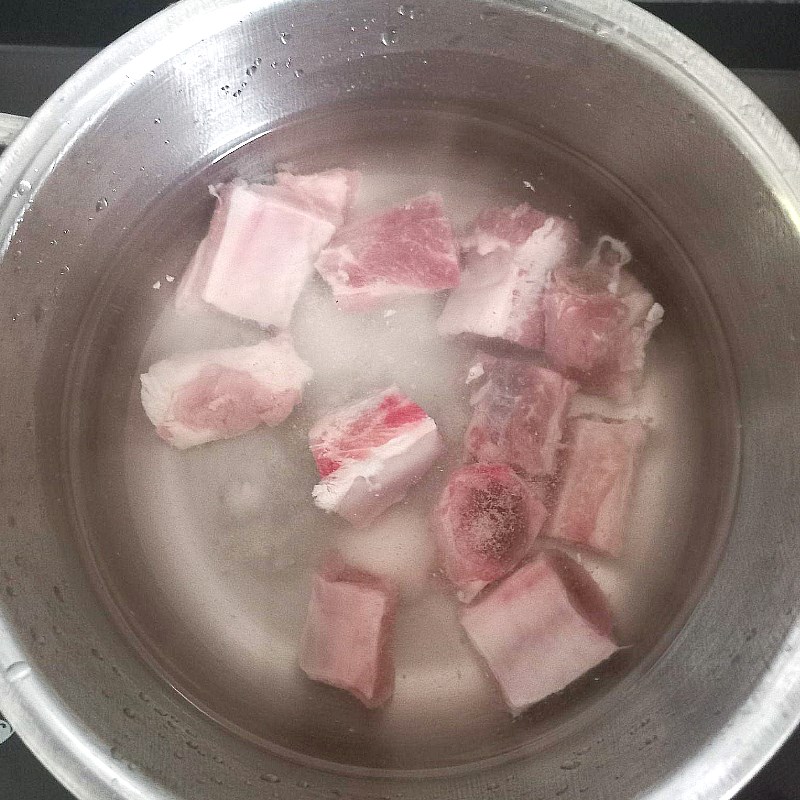 Step 2 Blanch and simmer the ribs in papaya soup with spare ribs