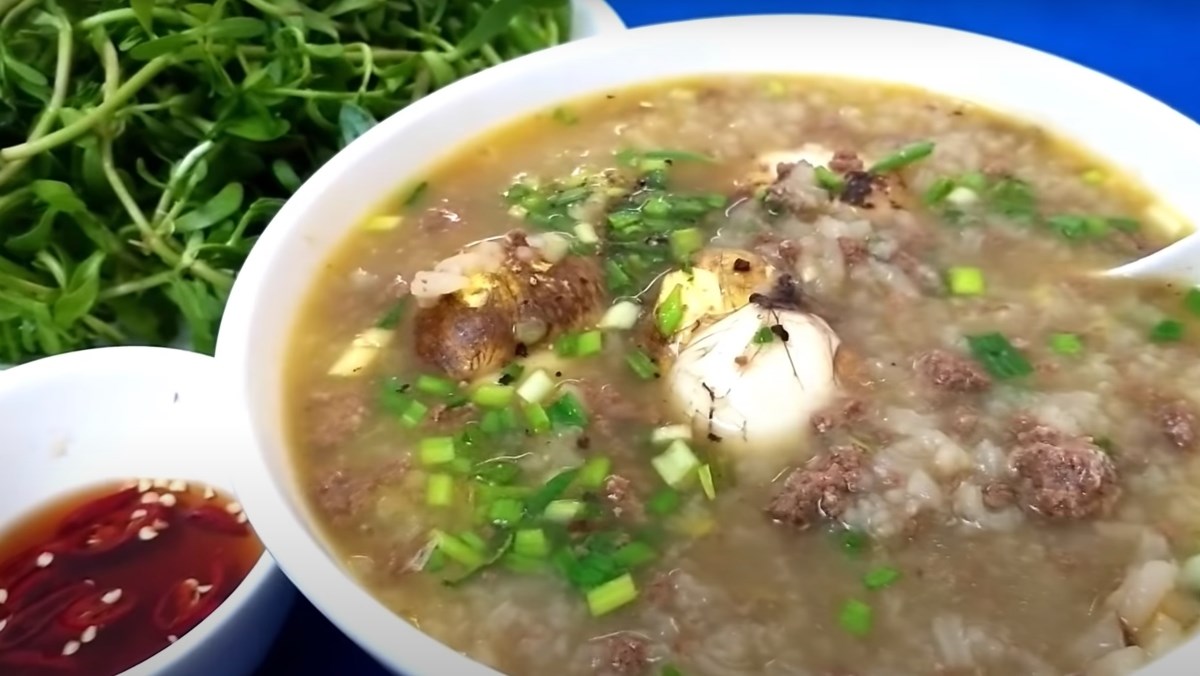 Soft-shell crab porridge with fertilized duck eggs