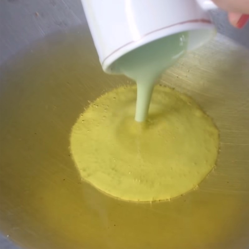 Step 3 Frying the cake for pandan leaf tai yen cake