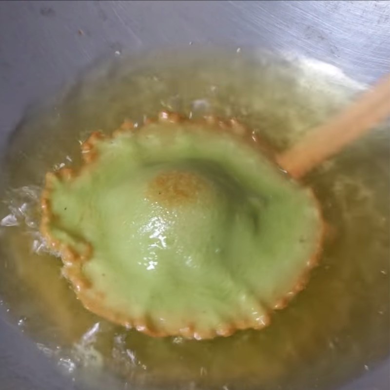 Step 3 Frying the cake for pandan leaf tai yen cake