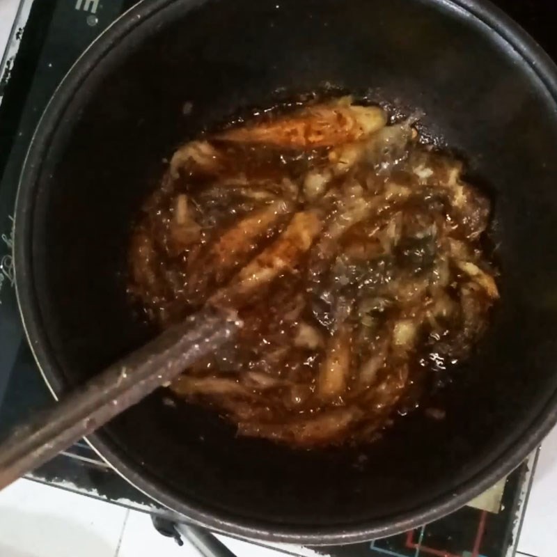 Step 4 Fry the fish Mudskipper fish braised with galangal