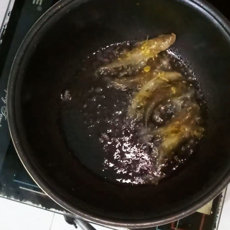 Step 4 Fry the fish Mudskipper fish braised with galangal