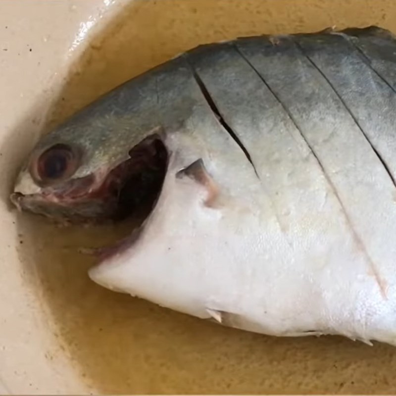 Step 1 Fry the pomfret Fried Pomfret with Garlic Fish Sauce