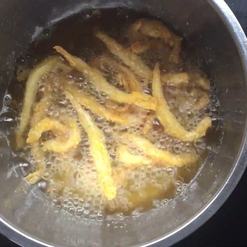Step 4 Fry the fish for crispy fish