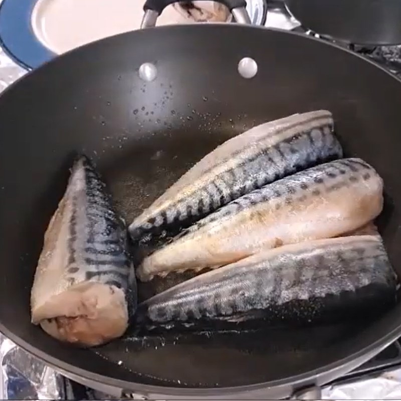 Step 2 Fry mackerel Mackerel stewed in coconut water